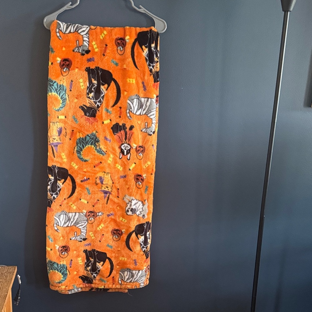 PLUSH ORANGE HALLOWEEN BLANKETS WITH DOG DESIGN